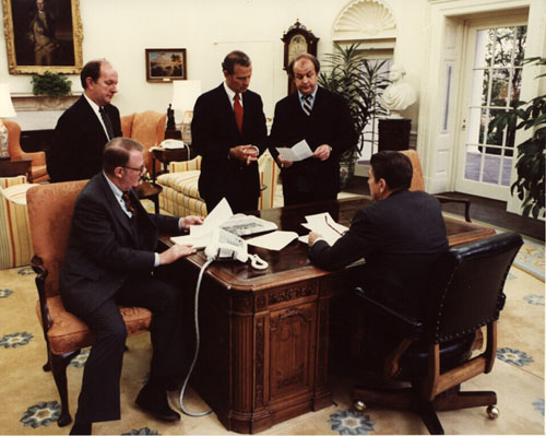 president_reagan_holds_a_oval_office_staff_meeting_1981