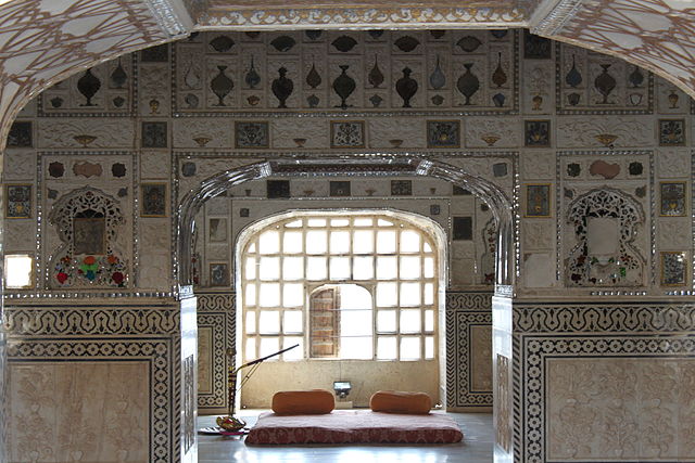 640px-amber_fort_second_courtyard_mirror_palace_view